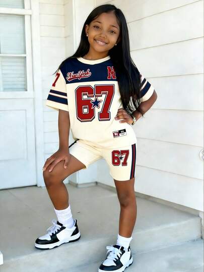 Spring And Summer Tween Girls' Casual Fashion Creative Personalized Fresh Minimalist Chic No.67 Badge Five-Pointed Star Stripe Beige And Navy Splice Letter Slogan Graphic Print Casual Basic Short T-Shirt And Bike Shorts Set, Comfortable Cozy Summer And Fall Styles Suitable For Spring, Summer And Autumn Daily Sports Outfits