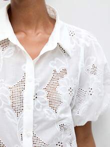 Maija Élégante blouse à manches mi-longues blanches pour femmes avec boutons, découpes et ourlet festonné. Blouse à manches bouffantes. Blouses pour femmes à manches courtes pour l'été. Blouse à œillets, vacances - Blanc - Voir 5