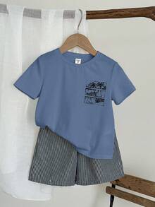 SHEIN LMoss Kids 两件套男童休闲学校/度假圆领短袖T恤，棕榈树印花，搭配带口袋的松紧腰条纹短裤，适合生日派对、聚会、演出、婚礼、洗礼、返校、日常穿着、学校、旅行、运动、春夏季节等场合。 - 霧霾藍 - 查看 3