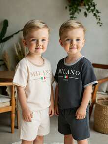 SHEIN 男童休闲宽松短袖T恤短裤套装，4件装，灰色、深灰色、杏色可选，印有“MILANO”字样和旗帜元素，舒适百搭，适合休闲、居家、外出、上学、度假、兄弟姐妹搭配，夏季穿着。 - 彩色 - 查看 7
