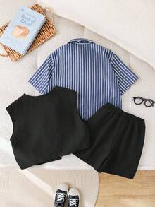 SHEIN 3件套儿童休闲韩版无袖背心（带口袋）、条纹短袖T恤和短裤，适合开学第一天、校服、圆领卫衣、学生服装、男童套装、幼儿男童服装，适合日常穿着、上学、外出、运动、春夏穿着。 - 黑色 - 查看 4