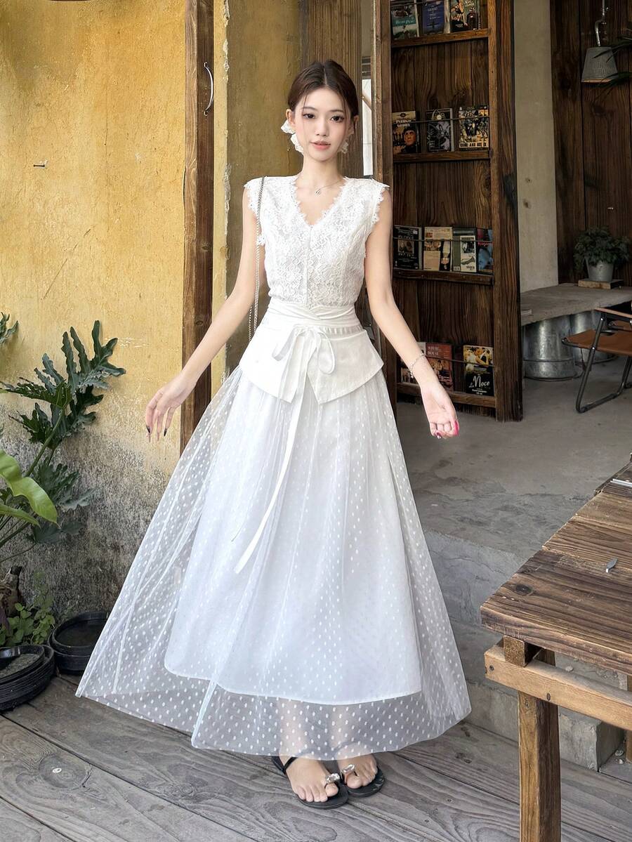 DAZY Bộ đồ 2 món cho nữ mùa hè: Áo ren cổ chữ V không tay có dây thắt eo và chân váy lưới chấm bi. - trắng - Xem 1