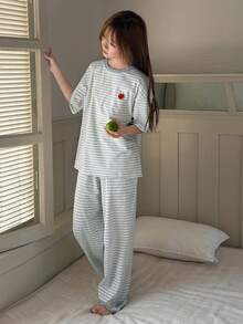 DAZY Bộ đồ mặc nhà mùa hè dành cho bé gái tuổi teen, gồm áo ngắn tay cổ tròn kẻ sọc in hình quả táo và quần ống rộng, thích hợp mặc ở nhà. - Màu xanh lam - Xem 3