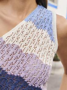 Nöista 这款两件套针织衫包括一件单肩露脐上衣和一条配套的阔腿裤，裤腿饰有扇形条纹图案。适合春季、夏季、复活节等场合，女士穿着。 - 彩色 - 查看 9