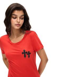 SHEIN 女士睡衣套装，以红色短款 T 恤为基础，饰有哥特式心形尖十字印花，有助于优化身材比例；黑色长裤采用极简设计，平衡了上衣的风格张力，在小众暗黑美学和日常穿着之间实现了平衡。 - 彩色 - 查看 7