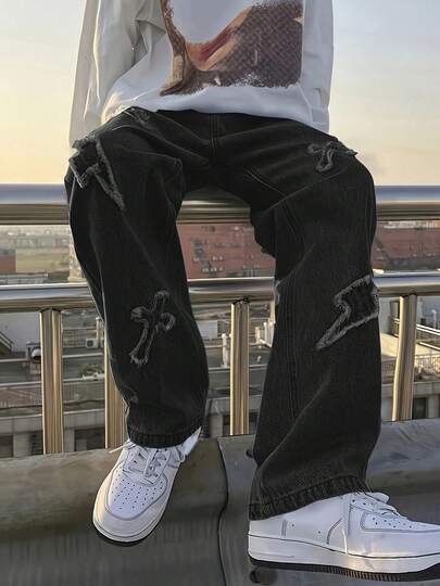 Vaqueros lisos informales para hombre, con bordado de rayo y detalles de cruces desgastadas.