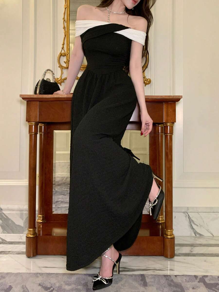 DAZY Vestido de sol elegante de longitud media con hombros descubiertos y fruncido en contraste de color para mujer - Blanco y Negro - Ver 1