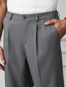 HUEFORM 男士纯色宽松阔腿褶裥休闲裤，采用厚实优质的纹理面料，是注重品质人士的理想之选，也是通勤必备单品。灰色男士褶裥西装裤 - 灰色 - 查看 3