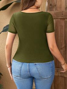 SHEIN Privé Camiseta de verano minimalista con cuello de volantes de malla de color contrastante - Verde militar - Ver 2
