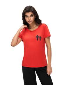 SHEIN 女士睡衣套装，以红色短款 T 恤为基础，饰有哥特式心形尖十字印花，有助于优化身材比例；黑色长裤采用极简设计，平衡了上衣的风格张力，在小众暗黑美学和日常穿着之间实现了平衡。 - 彩色 - 查看 6