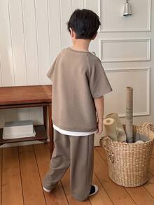 Dazy Kids Bộ đồ thường ngày cho bé trai, gồm áo thun tay ngắn raglan màu trơn và quần ống đứng có dây rút eo, thích hợp cho mùa xuân, hè và thu. - Màu Khaki - Xem 2