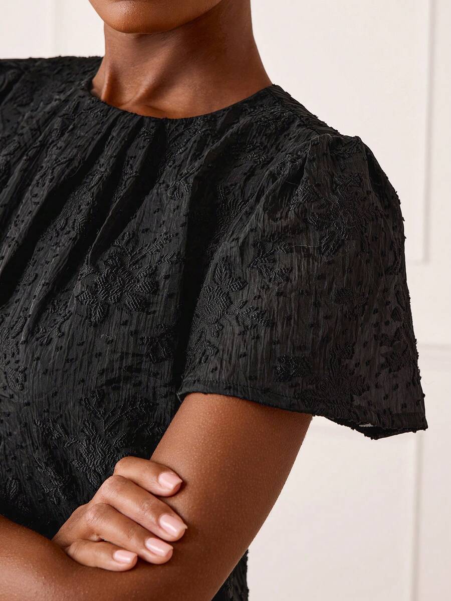 Lilora Áo sơ mi nữ mùa hè màu trơn thanh lịch cổ tròn tay ngắn chất liệu jacquard cao cấp, thời trang, đa năng và sang trọng, phù hợp cho đi làm, đi chơi hàng ngày, dự tiệc, hẹn hò, tụ họp, hoạt động giải trí, dã ngoại, kỳ nghỉ, du lịch mùa hè và các dịp lễ. Áo sơ mi ren đen, áo công sở đen, áo kiểu ren, áo tay ngắn đen, áo đen xuyên thấu, áo công sở nữ, áo và áo kiểu nữ, áo thun ren, áo kiểu nữ, áo kiểu ren cho nữ, áo ren đen, áo sơ mi ren cho nữ. - màu đen - Xem 1