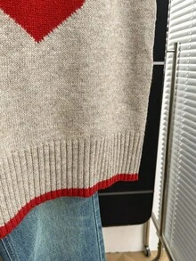 SHEIN Franclia 新款燕麦色撞色爱心针织背心，圆领配红色滚边，宽松版型，柔软针织面料，撞色设计，爱心图案，无袖，青春复古风，春季叠穿单品，休闲校园或约会皆宜，百搭日常穿搭，爱心元素增添活力魅力，宽松版型修饰身材，打造甜美酷炫的混搭风格。 - 駝色 - 查看 3