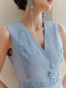 浪漫假期及情人节V领无袖藤蔓刺绣蓬松A字连衣裙（女款） - 淺藍色 - 查看 5