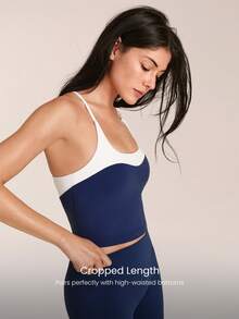 GLOWMODE FeatherFit™ Camiseta deportiva de ajuste ceñido con contrastes de color, tirantes cruzados, escote bajo, copas extraíbles, corta, para yoga, pilates, uso diario y casual en otoño e invierno - Dark Blue - Ver 4