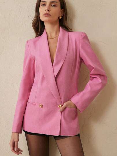 Revavyn 高品质双色混纺斜纹面料，粉色调，现代时尚风格，夸张的腰臀曲线修身剪裁，宽翻领设计，长袖元素，双排扣装饰，修身剪裁，优质混纺面料搭配精致金属纽扣。适合时尚通勤、会议、正式场合、都市通勤、时尚聚会、外套、优雅约会等场合。时尚百搭的休闲通勤人字纹羊毛西装外套。