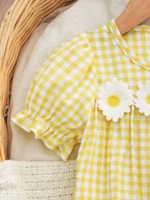 SHEIN 女婴浅黄色格子泡泡袖雏菊荷叶边下摆休闲连衣裙，适合日常穿着，可爱优雅的假日装扮 - 黃色 - 查看 9