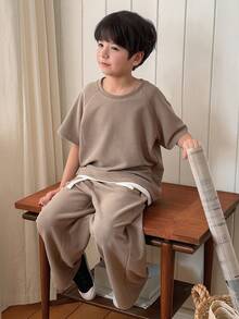 Dazy Kids Bộ đồ thường ngày cho bé trai, gồm áo thun tay ngắn raglan màu trơn và quần ống đứng có dây rút eo, thích hợp cho mùa xuân, hè và thu. - Màu Khaki - Xem 1