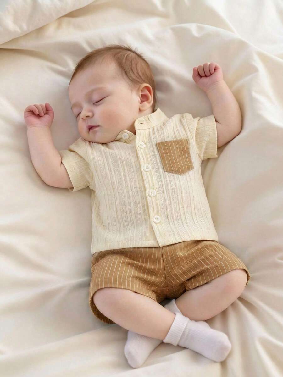 SHEIN Bộ quần áo trẻ sơ sinh, mùa hè, đơn giản nhưng thanh lịch cho bé trai sơ sinh. Áo sơ mi màu be kẻ sọc dọc nâu trắng có túi kèm quần short cùng màu.