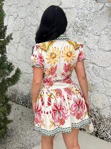 SHEIN SXY 女士碎花扭腰设计优雅迷你连衣裙，适合约会、派对、夏季、海滩、度假、早午餐等场合。这款连衣裙款式多样，包括碎花连衣裙、夏季碎花迷你连衣裙、度假短袖连衣裙、休闲连衣裙、短袖连衣裙等。 - 彩色 - 查看 2