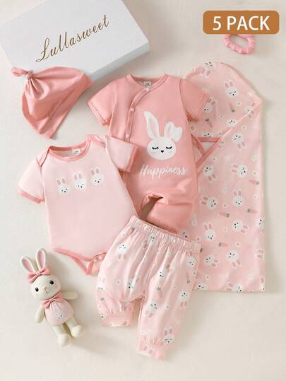 Bộ đồ 4 món màu hồng cho bé gái sơ sinh: Áo liền quần tay ngắn in hình thỏ, cài cúc phía trước dễ mặc, quần cùng họa tiết thỏ, hoa cúc và cà rốt, khăn quấn và mũ.