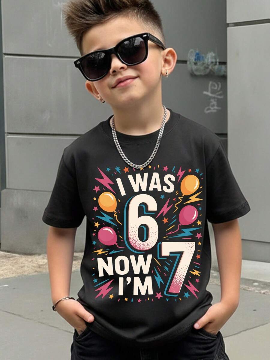 Maglietta casual e comoda da ragazzo con stampa "Ho 6 anni, ora 7", maglietta nera rotonda creativa e versatile con stampa "Birthday Boy", camicia casual morbida adatta per ragazzi e feste di compleanno (tutte le stagioni), adatta per bambini e neonati (facile da lavare, amata dai genitori), abbigliamento vivace per bambini, maglietta stampata vibrante, tessuto maglia confortevole, maglietta a maniche corte con stampa per bambini - Multicolore - Visualizzare 1