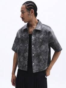SUMWON Áo sơ mi nam tay ngắn cài cúc, họa tiết da cá sấu và thiết kế hình chữ thập Gothic phía sau, dáng regular fit, thích hợp mặc mùa hè. - Xám - Xem 4