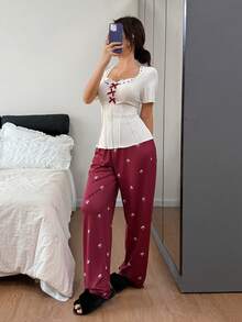 Dream Adore Bộ đồ hè 2 món: Áo dệt kim màu trơn phối ren kẻ sọc và quần pajama ống đứng in hình bướm. - Màu Đỏ Sâu - Xem 4