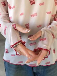 FRIFUL 女士宽松休闲百搭上衣，通体印花，饰有数字和字母图案，采用轻薄网纱面料，并配有同色缝线细节。 - 米色 - 查看 3