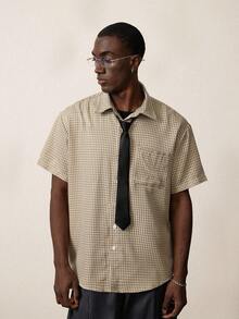 STYNVO Camisa de manga corta con estampado y corbata para hombres, estilo casual diario y escolar para el verano. Camisa holgada para hombres, camisa de verano con botones y cuello vuelto para hombres. - Amarillo - Ver 1