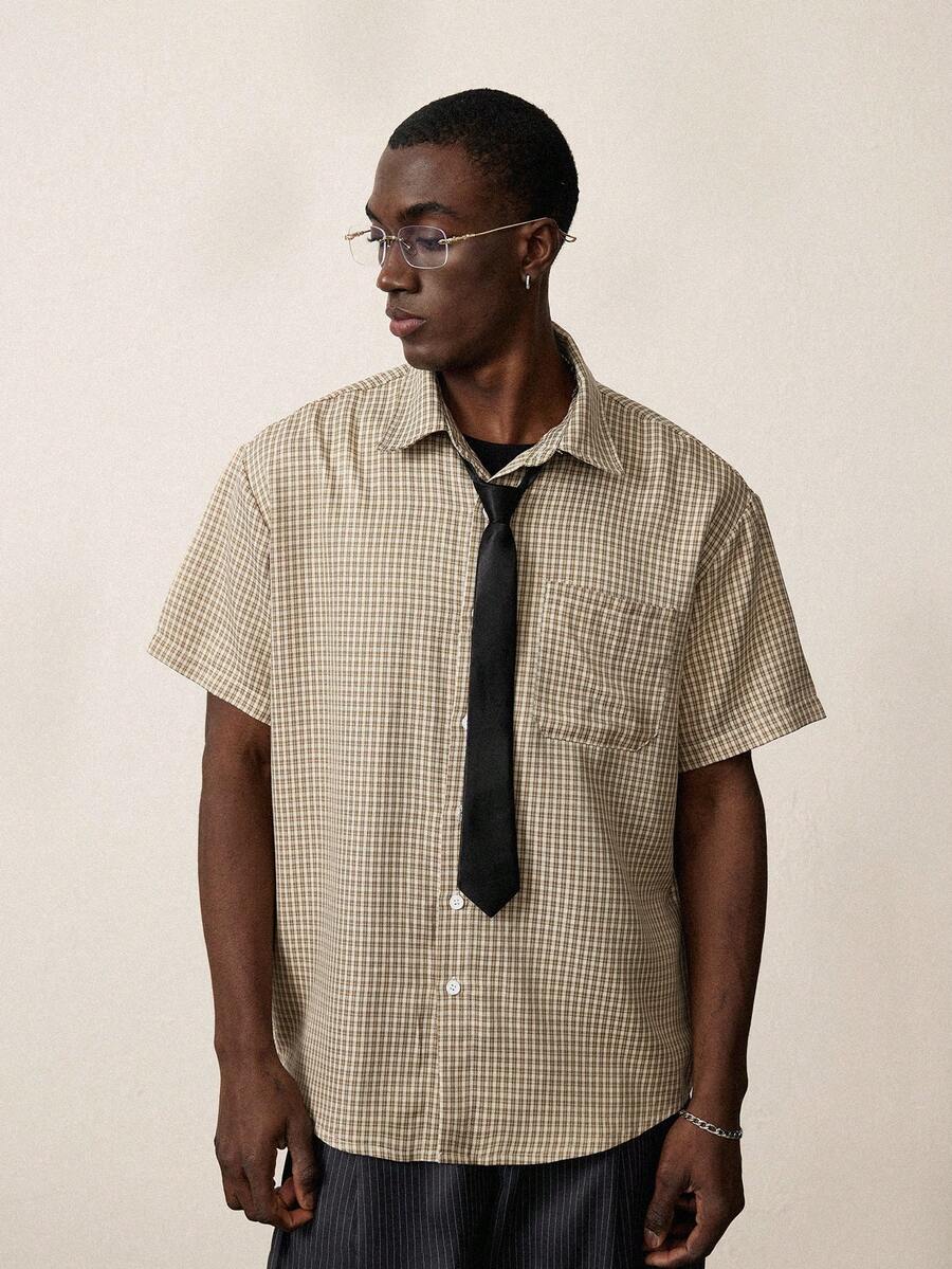 STYNVO Camisa de manga corta con estampado y corbata para hombres, estilo casual diario y escolar para el verano. Camisa holgada para hombres, camisa de verano con botones y cuello vuelto para hombres. - Amarillo - Ver 1