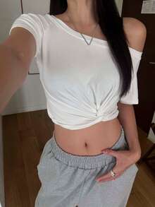 DAZY Camiseta de cuello redondo de manga corta con nudo retorcido, top ajustado y versátil para mujer en verano - Blanco - Ver 1