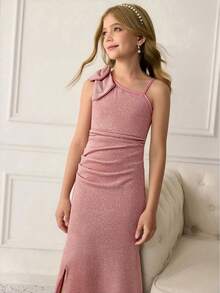SHEIN Vestido rosa elegante e minimalista para meninas pré-adolescentes, com ombros assimétricos, sem mangas, cintura alta assimétrica, fenda longa, cor sólida, tecido metálico brilhante e detalhe de laço sofisticado. Ideal para formaturas e festas de fim de ano. Perfeito para aniversários e Natal. - Rosa - Ver 3