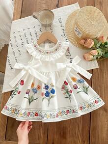 SHEIN Vestido casual para niña con cuello redondo, volantes en el bajo y estampado floral tejido - Blanco - Ver 6