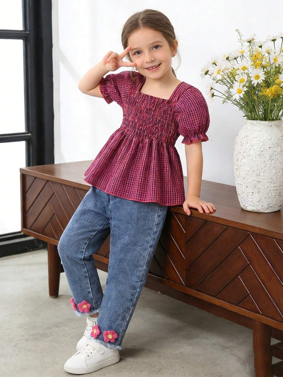 SHEIN 两件套女童休闲可爱格子衬衫和T恤,宽松版型,搭配复古水洗蓝色牛仔裤,裤脚毛边饰有黄色花卉刺绣,修身剪裁,面料柔软舒适,打造时尚街头风穿搭 - 彩色 - 查看 1