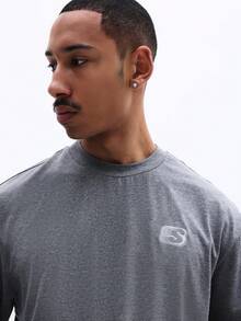 SUMWON Camiseta gráfica de manga corta y cuello redondo oversize para hombre con estampado del logo de S.M.W.N Studios, casual y de uso en la calle para el verano - Gris Oscuro - Ver 4
