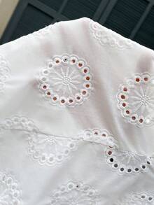 Serisse 女士圆领花卉刺绣图案单排扣休闲百搭日常衬衫，白色，法式镂空刺绣圆领衬衫，宽松七袖上衣，两种穿法，白色上衣，清新艺术感，夏季度假，优雅女士衬衫，伴娘上衣，派对上衣 - 杏色 - 查看 10