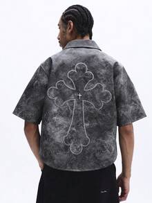 SUMWON Áo sơ mi nam tay ngắn cài cúc, họa tiết da cá sấu và thiết kế hình chữ thập Gothic phía sau, dáng regular fit, thích hợp mặc mùa hè. - Xám - Xem 1