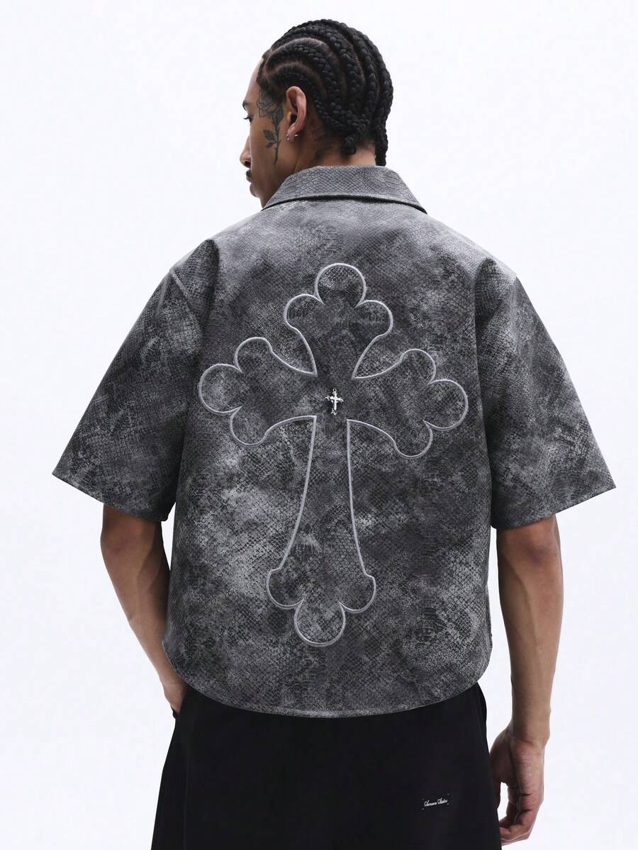 SUMWON Áo sơ mi nam tay ngắn cài cúc, họa tiết da cá sấu và thiết kế hình chữ thập Gothic phía sau, dáng regular fit, thích hợp mặc mùa hè. - Xám - Xem 1
