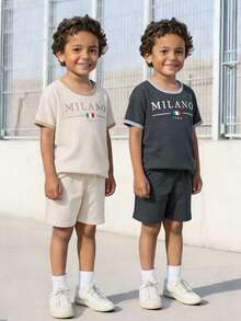 SHEIN 男童休闲宽松短袖T恤短裤套装，4件装，灰色、深灰色、杏色可选，印有“MILANO”字样和旗帜元素，舒适百搭，适合休闲、居家、外出、上学、度假、兄弟姐妹搭配，夏季穿着。 - 彩色 - 查看 9