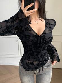 DAZY 碎花不对称下摆抽绳V领修身衬衫，喇叭袖，适合春夏长袖女装、秋季女装和情人节穿着。 - 黑色 - 查看 2