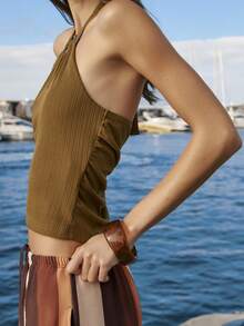 Nöista 橄榄绿罗纹露背上衣，领口为钥匙孔形，背面有环、系带和蝴蝶结，可调节松紧。 - 棕色 - 查看 6