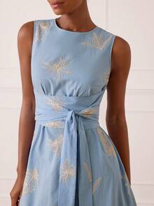 Lilora 这款优雅的女士无袖长款刺绣连衣裙，精致时尚，百搭又不失优雅，适合通勤、日常穿着、休闲外出、派对、约会、聚会、休闲活动、野餐、假日、度假、夏季郊游和假日旅行等各种场合。棉质夏季连衣裙、女士度假连衣裙、棉质连衣裙、女士连衣裙、休闲长裙、女士春季连衣裙、女士棉质休闲连衣裙、女士夏季度假装、女士连衣裙、女士场合连衣裙。 - 淺藍色 - 查看 2