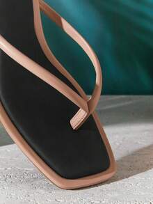 SHUZIA #极简时尚 女士仿皮裸色卷边绑带撞色鞋垫方头低跟人字拖凉鞋 – 简洁、精致、优雅、舒适 - 米色 - 查看 7