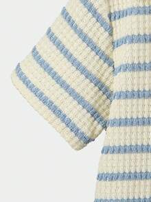 SHEIN Streecool Kids 这款男童休闲学院风华夫格条纹V领短袖POLO衫，适合4-7岁男孩春夏穿着。这款阳光男孩POLO衫既适合上学，也适合居家穿着。无论上学还是在家，男孩们都可以穿着这件休闲、舒适又时尚的POLO衫。这款上衣百搭，适合男孩们的日常生活和聚会场合。让男孩们保持时尚舒适，充满活力，无论是在与家人共度时光还是其他场合！ - 藍白色 - 查看 7