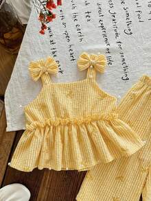 SHEIN LMoss Kids Bộ đồ mùa hè dễ thương cho bé gái gồm áo hai dây kẻ sọc hồng và quần cạp chun, bộ đồ hai mảnh màu vàng chanh cho bé gái, bộ đồ kẻ caro vàng, bộ đồ màu vàng cho bé gái, bộ đồ màu vàng cho bé. - Màu vàng - Xem 4