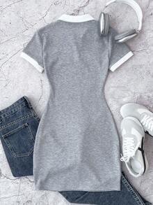 SHEIN Vestido ajustado de punto acanalado con cuello de contraste personalizado, botones y bordado de mariposa para niña preadolescente en gris y blanco, vestidos de verano - Gris - Ver 2