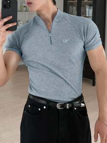 DAZY Camiseta de hombre de ajuste ceñido con mangas raglán y bordado de letras de verano en color azul neblina - Neblina azul - Ver 6