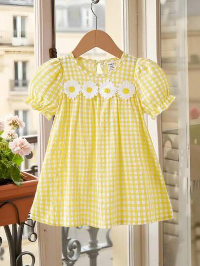 SHEIN 女婴浅黄色格子泡泡袖雏菊荷叶边下摆休闲连衣裙，适合日常穿着，可爱优雅的假日装扮