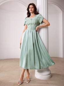 Modelyn Vestido verde de satén jacquard con parches y mangas de pétalos - Verde - Ver 5
